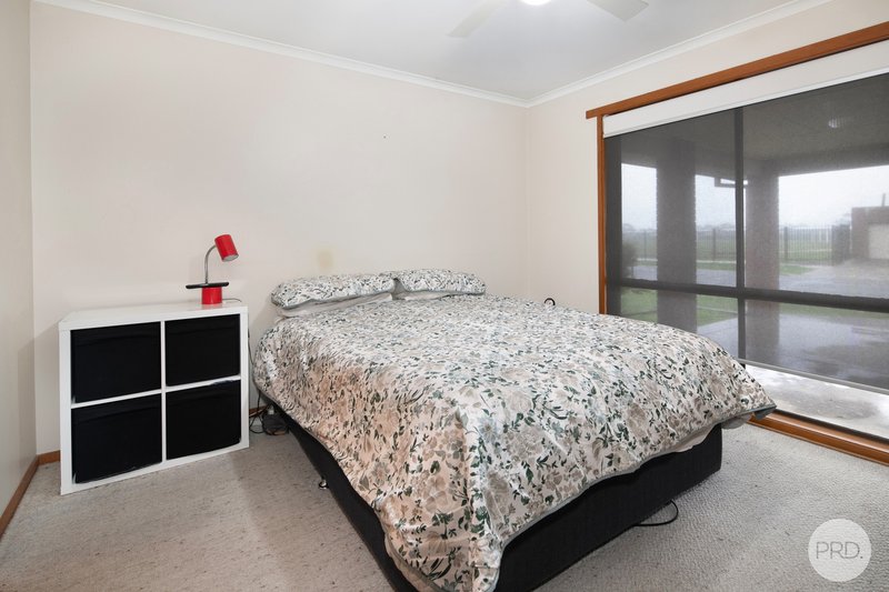 Photo - 3 Ulswater Road, Wendouree VIC 3355 - Image 4
