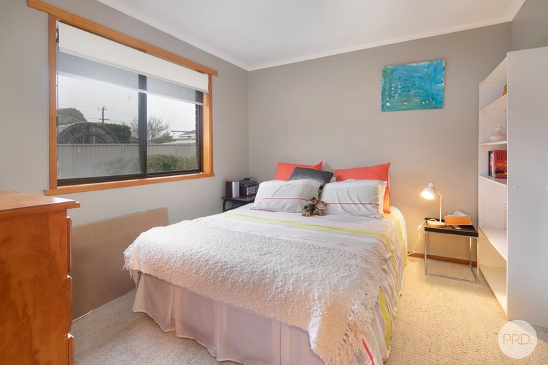 Photo - 3 Ulswater Road, Wendouree VIC 3355 - Image 7