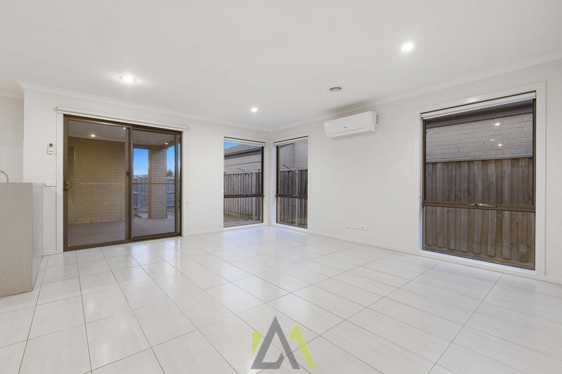 Photo - 3 Valentine Lane, Cranbourne North VIC 3977 - Image 3