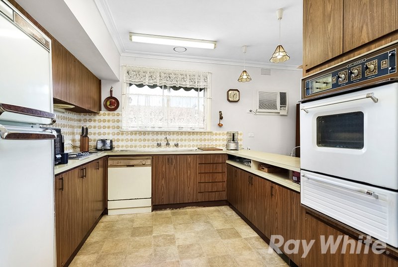 Photo - 3 Valley View Court, Glen Waverley VIC 3150 - Image 5