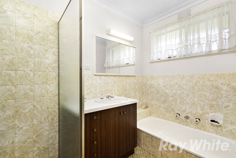 Photo - 3 Valley View Court, Glen Waverley VIC 3150 - Image 7