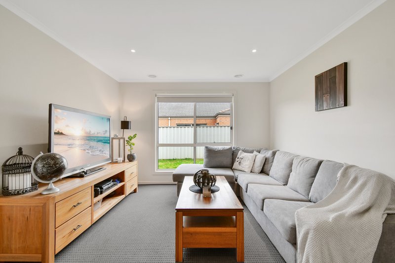 Photo - 3 Victory Drive, Pakenham VIC 3810 - Image 3