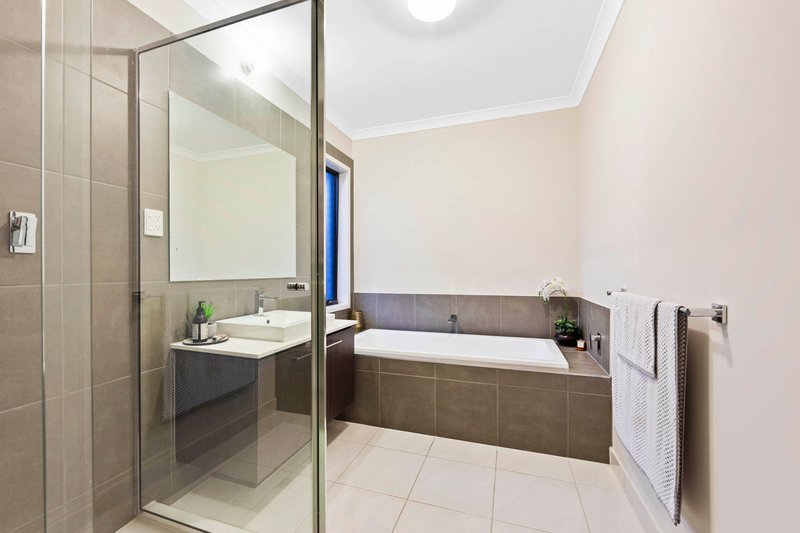 Photo - 3 Wavell Parade, Fraser Rise VIC 3336 - Image 11