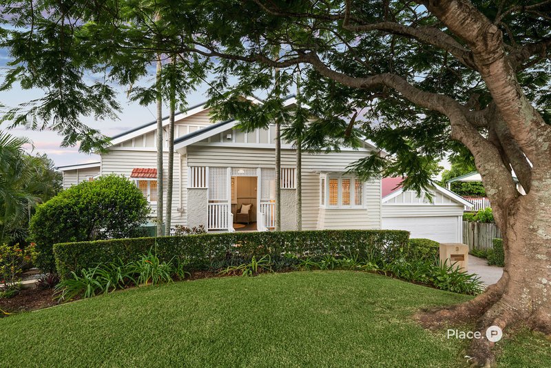 Photo - 3 Welwyn Crescent, Coorparoo QLD 4151 - Image 2