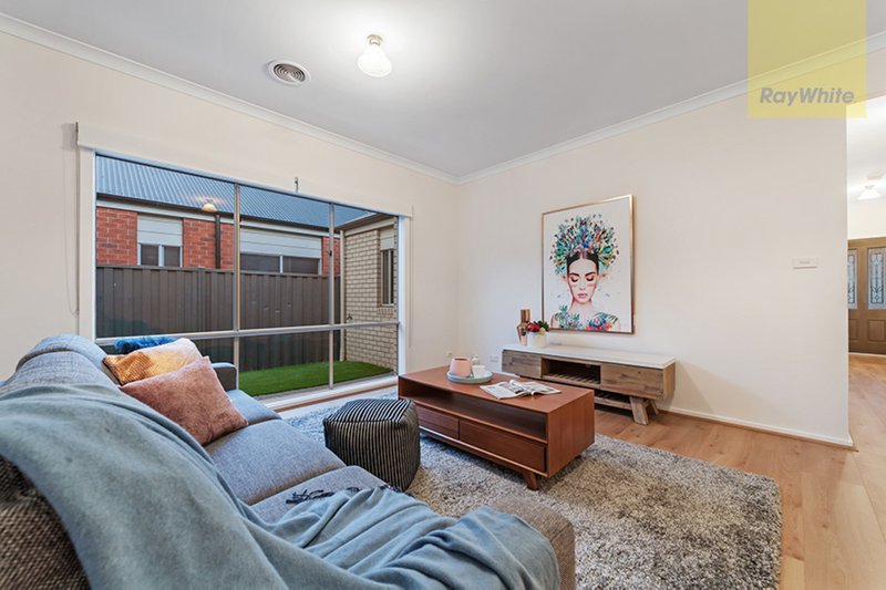 Photo - 3 Willandra Avenue, Craigieburn VIC 3064 - Image 4