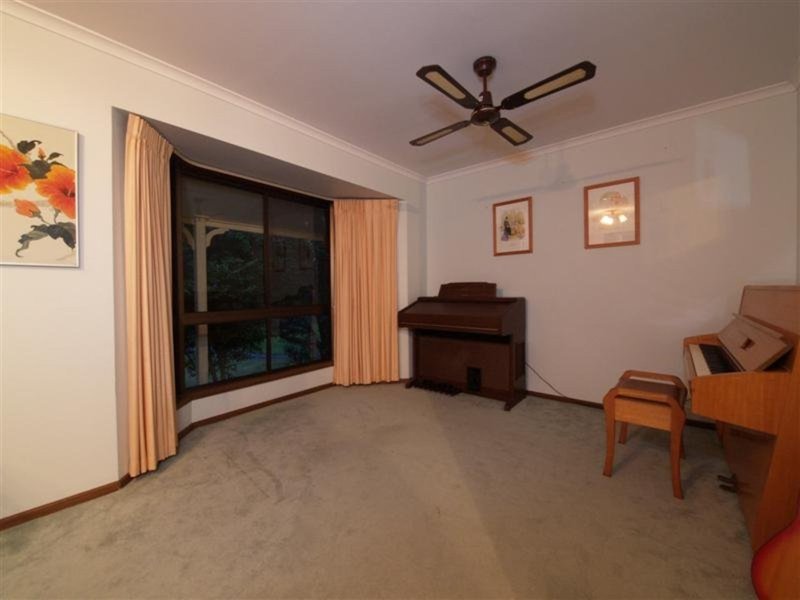 Photo - 3 Wisteria Court, Cashmere QLD 4500 - Image 11