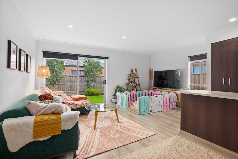 Photo - 3 Wonderland Road, Werribee VIC 3030 - Image 8