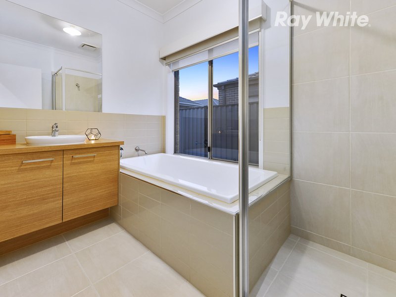 Photo - 3 Woodgrove Street, Craigieburn VIC 3064 - Image 8