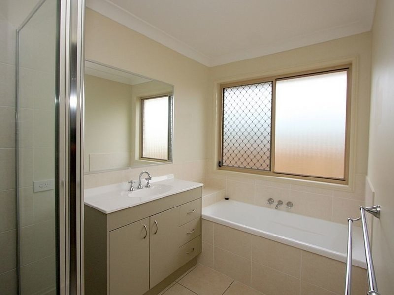 Photo - 3 Zachary Court, Hillcrest QLD 4118 - Image 4