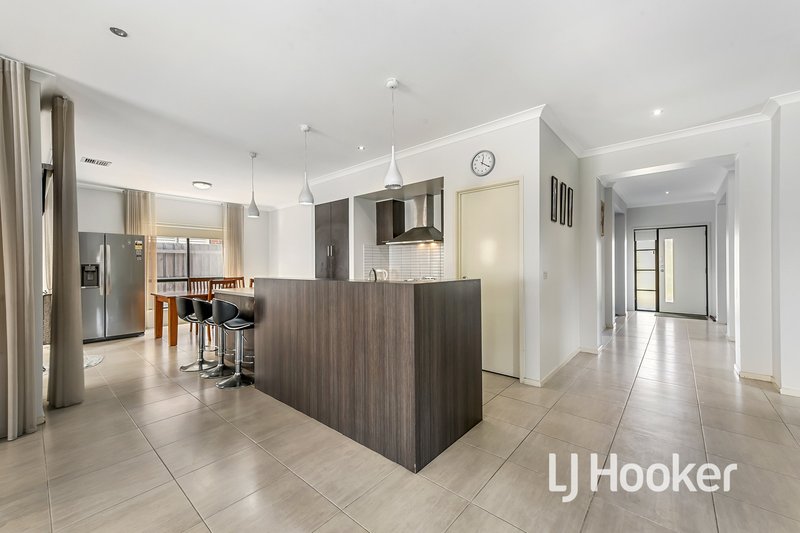 Photo - 30 Aisbett Close, Lynbrook VIC 3975 - Image 2