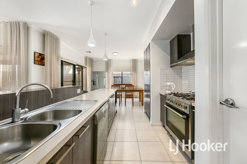 Photo - 30 Aisbett Close, Lynbrook VIC 3975 - Image 3