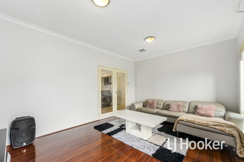 Photo - 30 Aisbett Close, Lynbrook VIC 3975 - Image 4