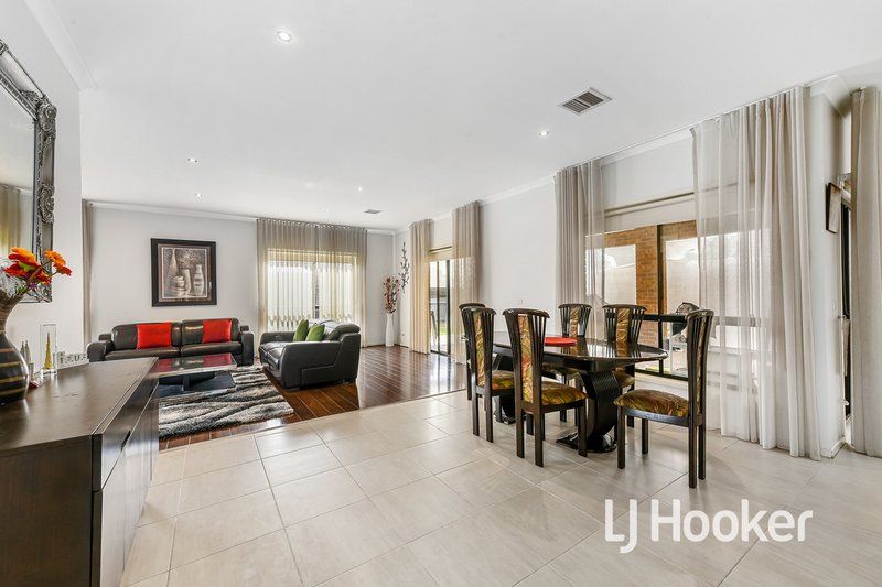 Photo - 30 Aisbett Close, Lynbrook VIC 3975 - Image 11