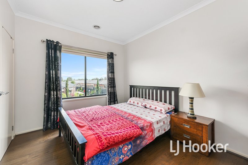 Photo - 30 Aisbett Close, Lynbrook VIC 3975 - Image 12