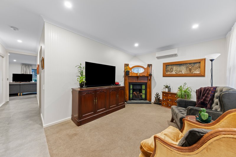 Photo - 30 Armidale Drive, Pakenham VIC 3810 - Image 2