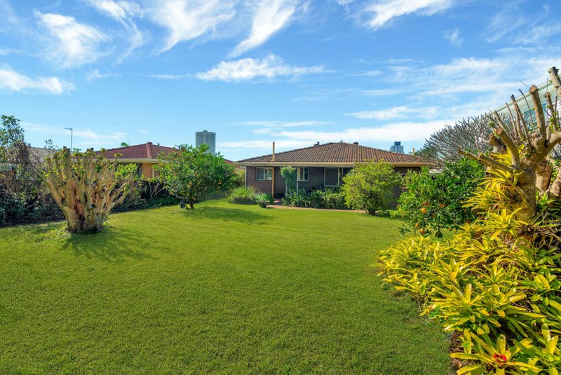 Photo - 30 Aruma Avenue, Burleigh Waters QLD 4220 - Image 4