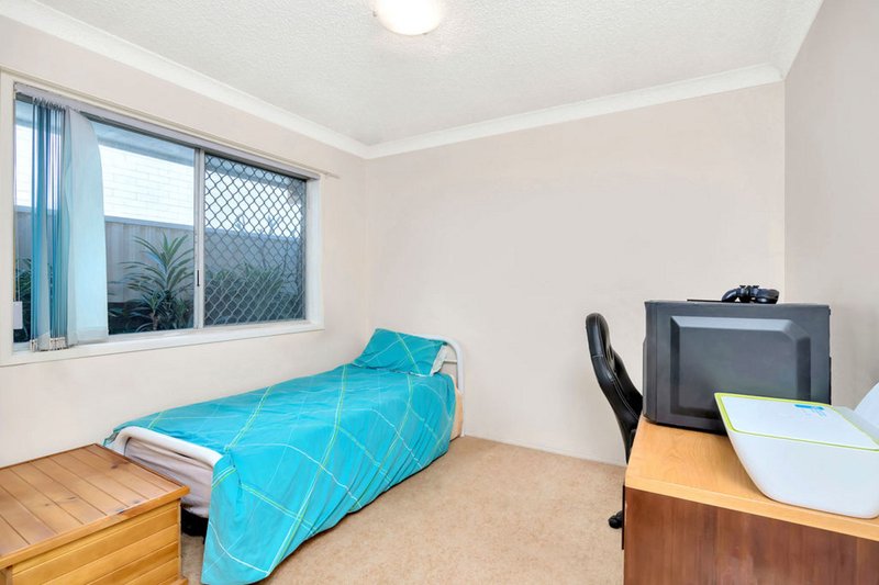 Photo - 30 Aruma Avenue, Burleigh Waters QLD 4220 - Image 11