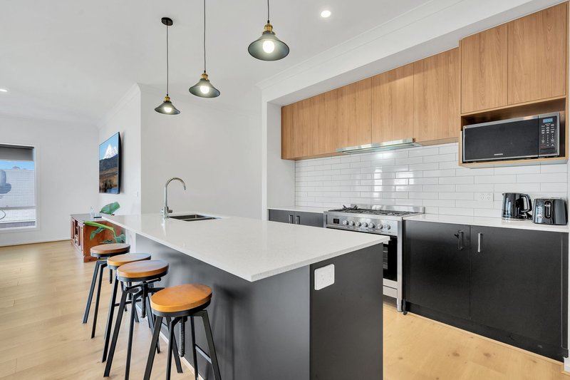 Photo - 30 Auburn Crescent, Bacchus Marsh VIC 3340 - Image 2