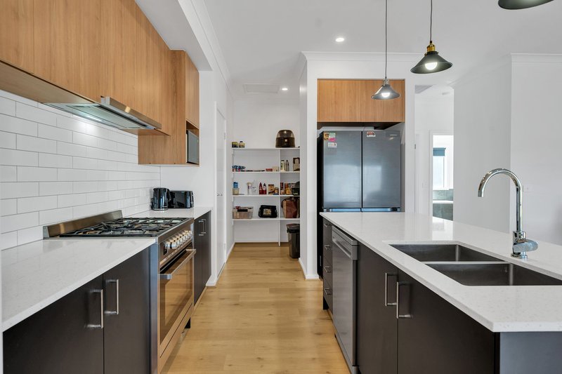 Photo - 30 Auburn Crescent, Bacchus Marsh VIC 3340 - Image 3