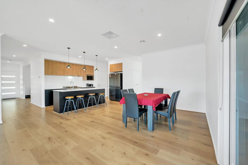 Photo - 30 Auburn Crescent, Bacchus Marsh VIC 3340 - Image 5