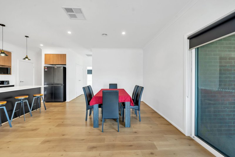 Photo - 30 Auburn Crescent, Bacchus Marsh VIC 3340 - Image 6