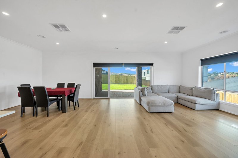 Photo - 30 Auburn Crescent, Bacchus Marsh VIC 3340 - Image 7