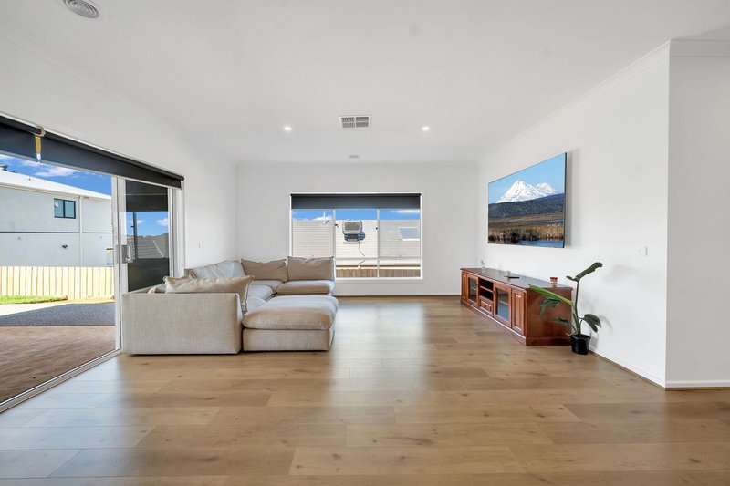 Photo - 30 Auburn Crescent, Bacchus Marsh VIC 3340 - Image 8