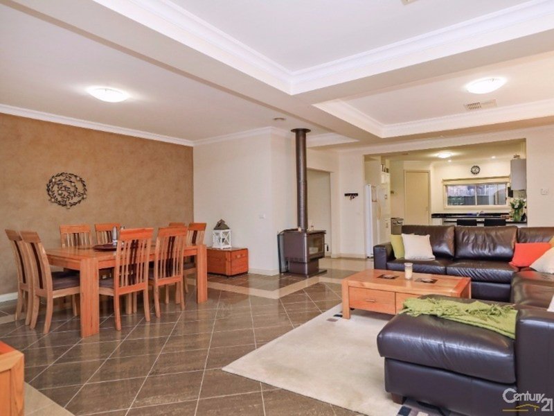 Photo - 30 Banjo Paterson Drive, Pakenham VIC 3810 - Image 5