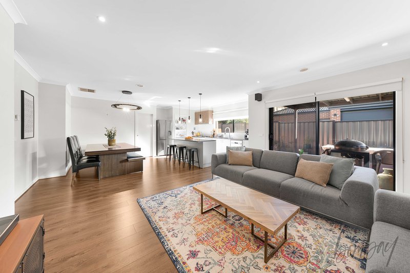 Photo - 30 Banjolina Circuit, Craigieburn VIC 3064 - Image 7