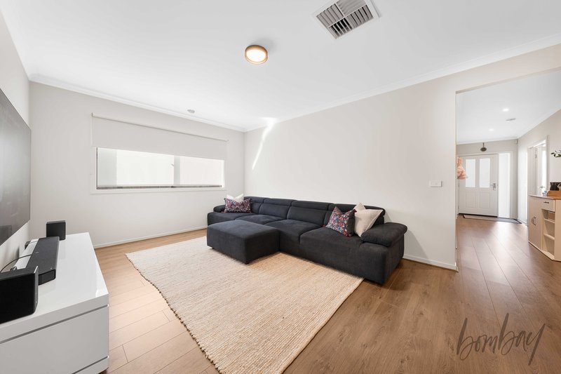 Photo - 30 Banjolina Circuit, Craigieburn VIC 3064 - Image 9