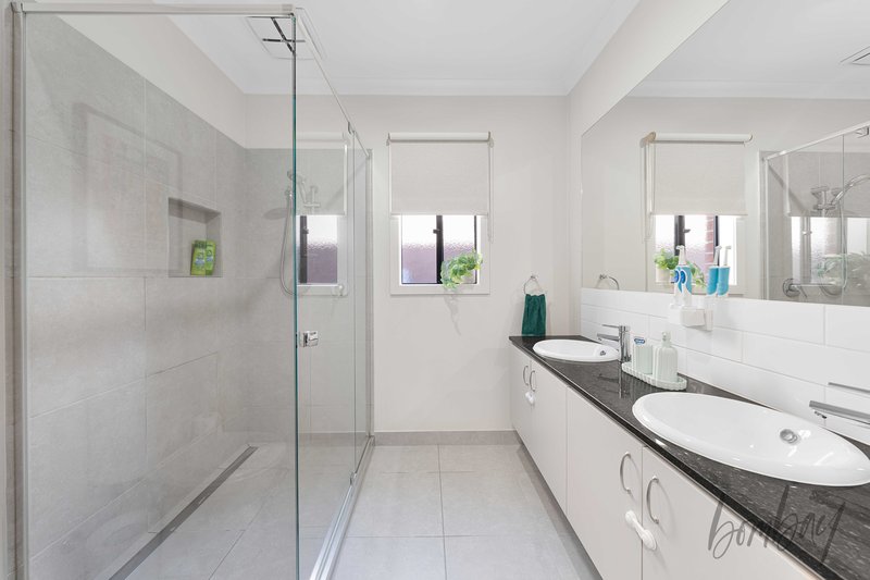 Photo - 30 Banjolina Circuit, Craigieburn VIC 3064 - Image 11