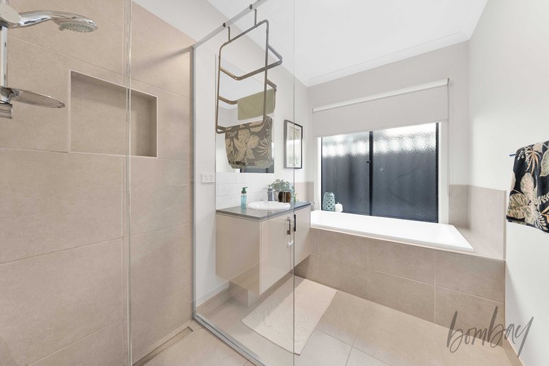 Photo - 30 Banjolina Circuit, Craigieburn VIC 3064 - Image 15