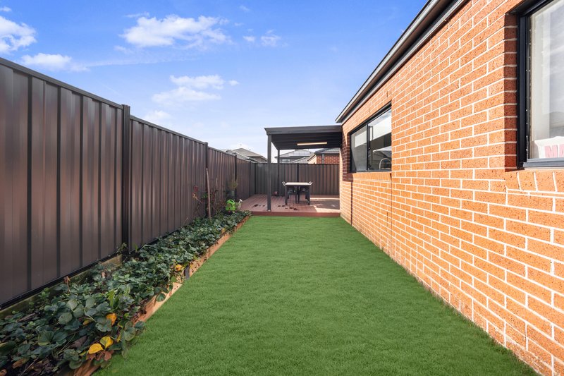 Photo - 30 Banjolina Circuit, Craigieburn VIC 3064 - Image 17