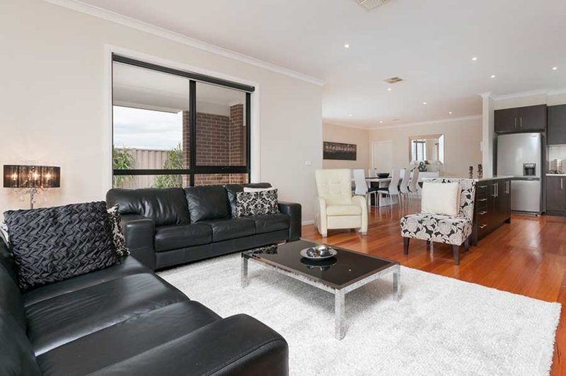 Photo - 30 Berrima Close, Craigieburn VIC 3064 - Image 6