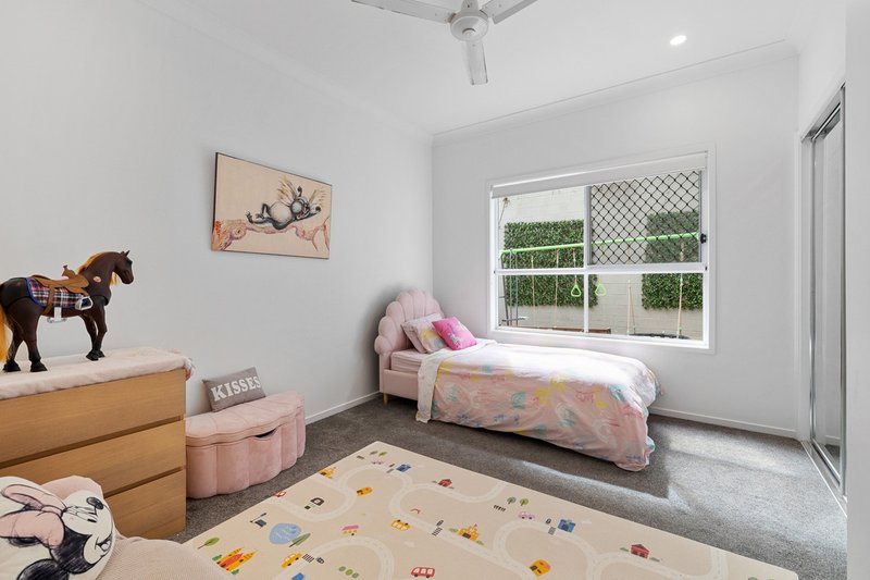 Photo - 30 Birdie Place, Carbrook QLD 4130 - Image 14