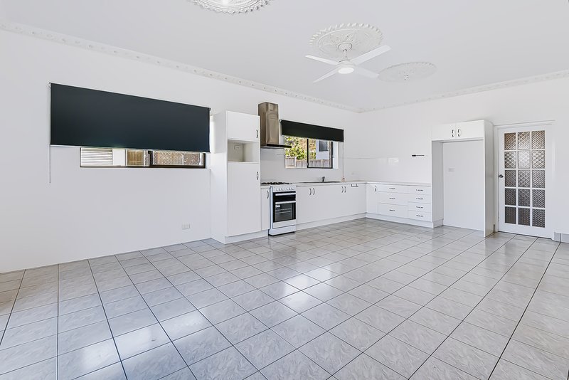 Photo - 30 Boxgrove Avenue, Wynnum QLD 4178 - Image 9