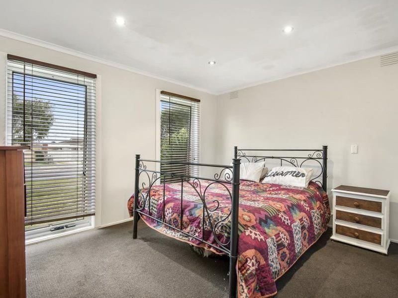 Photo - 30 Braeswood Rd , Kings Park VIC 3021 - Image 10