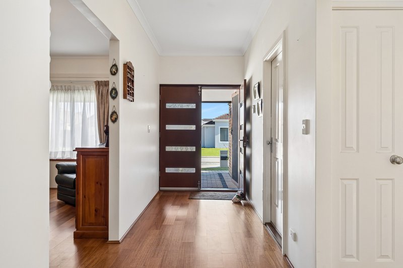 Photo - 30 Claridge Circle, Thornlie WA 6108 - Image 2