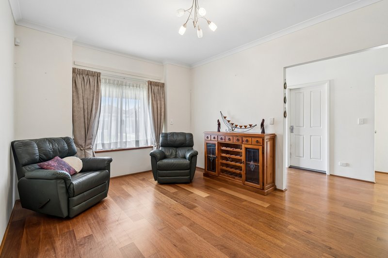 Photo - 30 Claridge Circle, Thornlie WA 6108 - Image 3