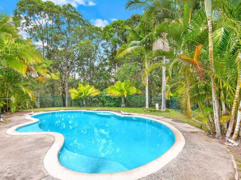 Photo - 30 Cornwall Drive, Elanora QLD 4221 - Image 2