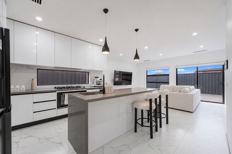 Photo - 30 Edgedell Avenue, Kalkallo VIC 3064 - Image 2