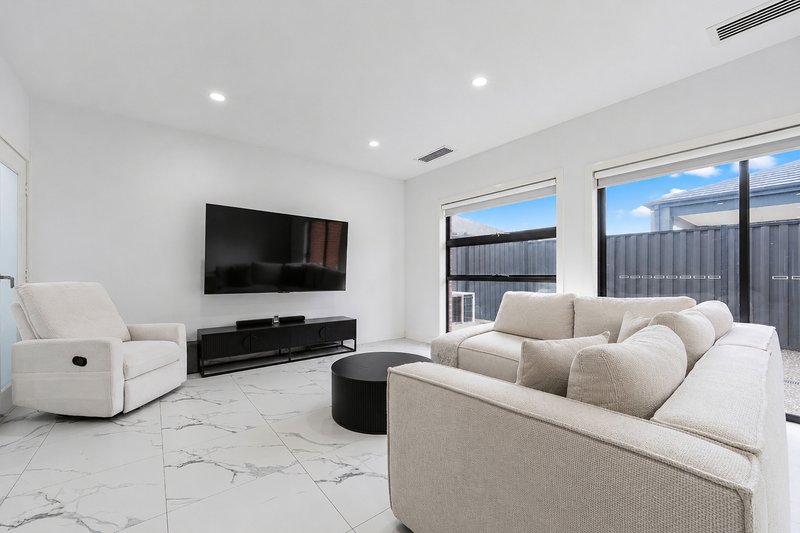 Photo - 30 Edgedell Avenue, Kalkallo VIC 3064 - Image 3
