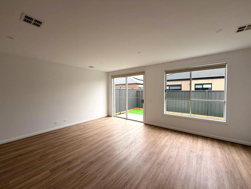 Photo - 30 Esmeralda Avenue, Tarneit VIC 3029 - Image 4