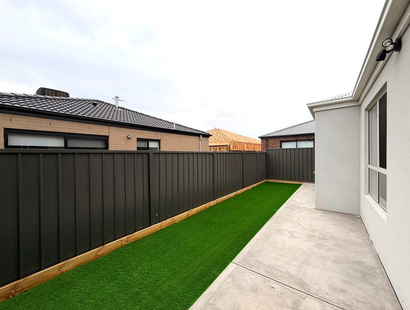 Photo - 30 Esmeralda Avenue, Tarneit VIC 3029 - Image 12