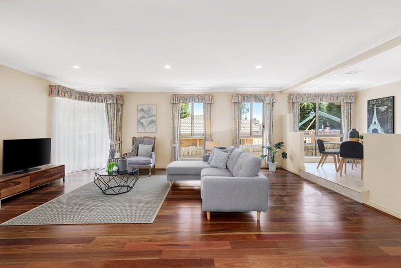 Photo - 30 Farnham Crescent, Mill Park VIC 3082 - Image 2