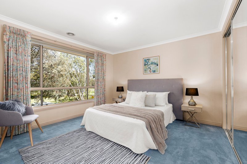 Photo - 30 Farnham Crescent, Mill Park VIC 3082 - Image 5