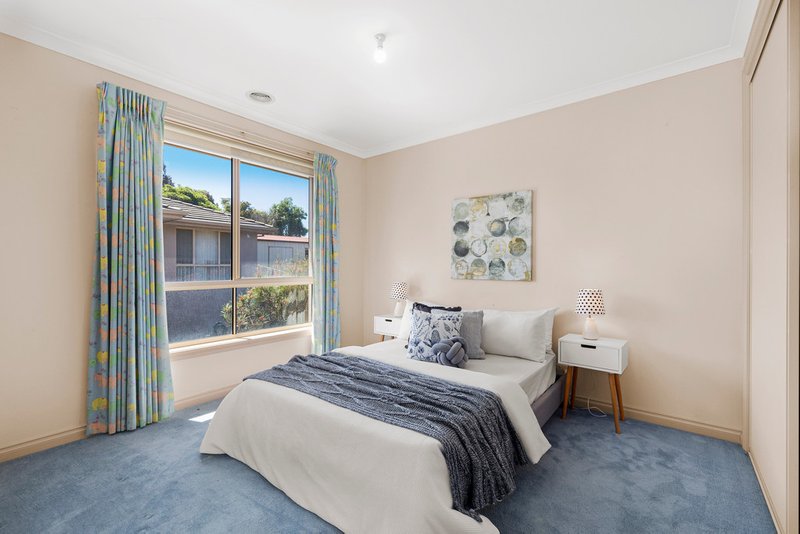 Photo - 30 Farnham Crescent, Mill Park VIC 3082 - Image 6