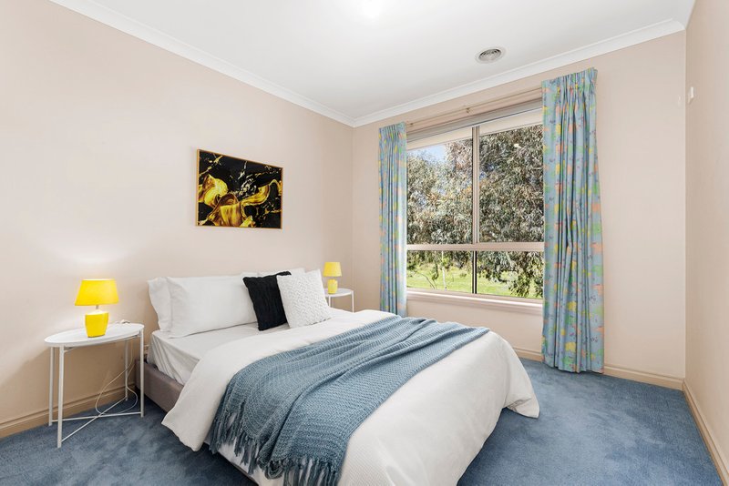 Photo - 30 Farnham Crescent, Mill Park VIC 3082 - Image 7