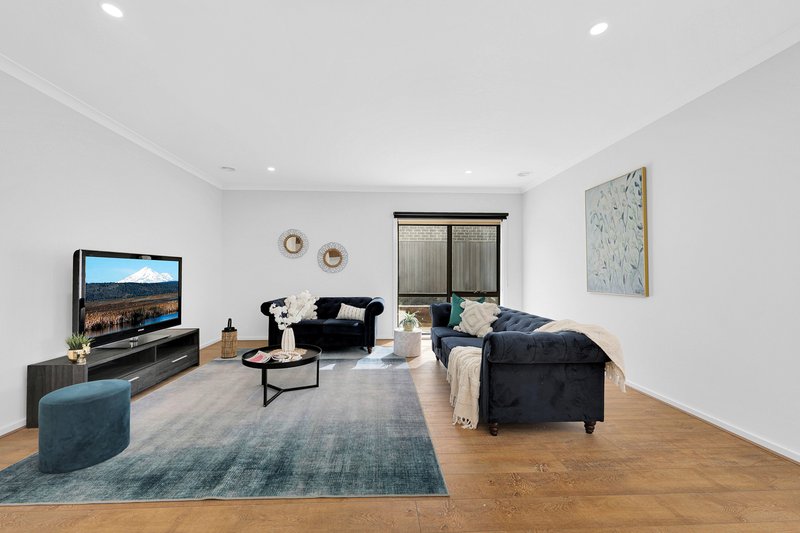 Photo - 30 Feathertop Crescent, Donnybrook VIC 3064 - Image 3