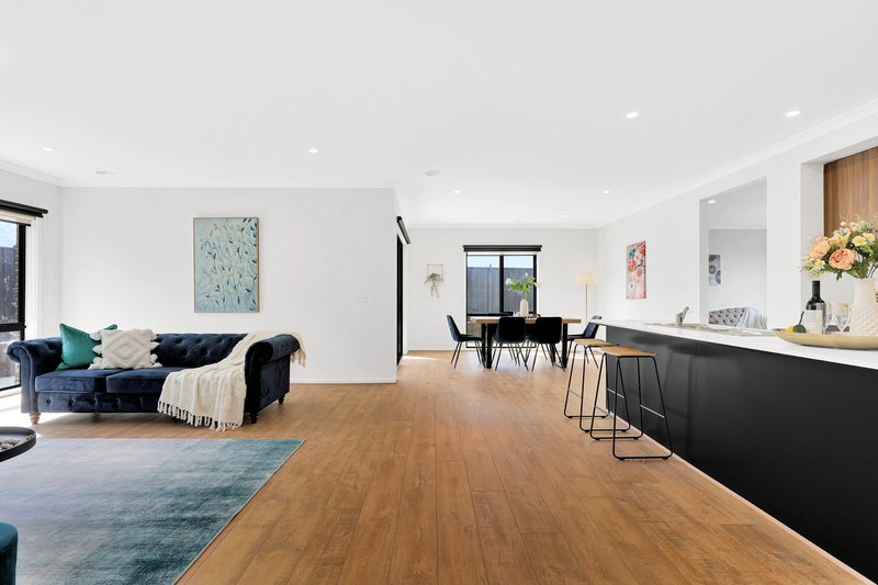 Photo - 30 Feathertop Crescent, Donnybrook VIC 3064 - Image 5